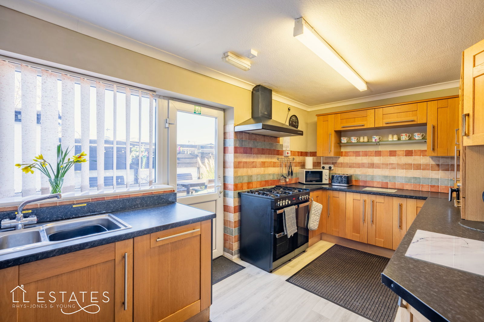 6 bed semi-detached bungalow for sale in Southlands Road, Kinmel Bay  - Property Image 7