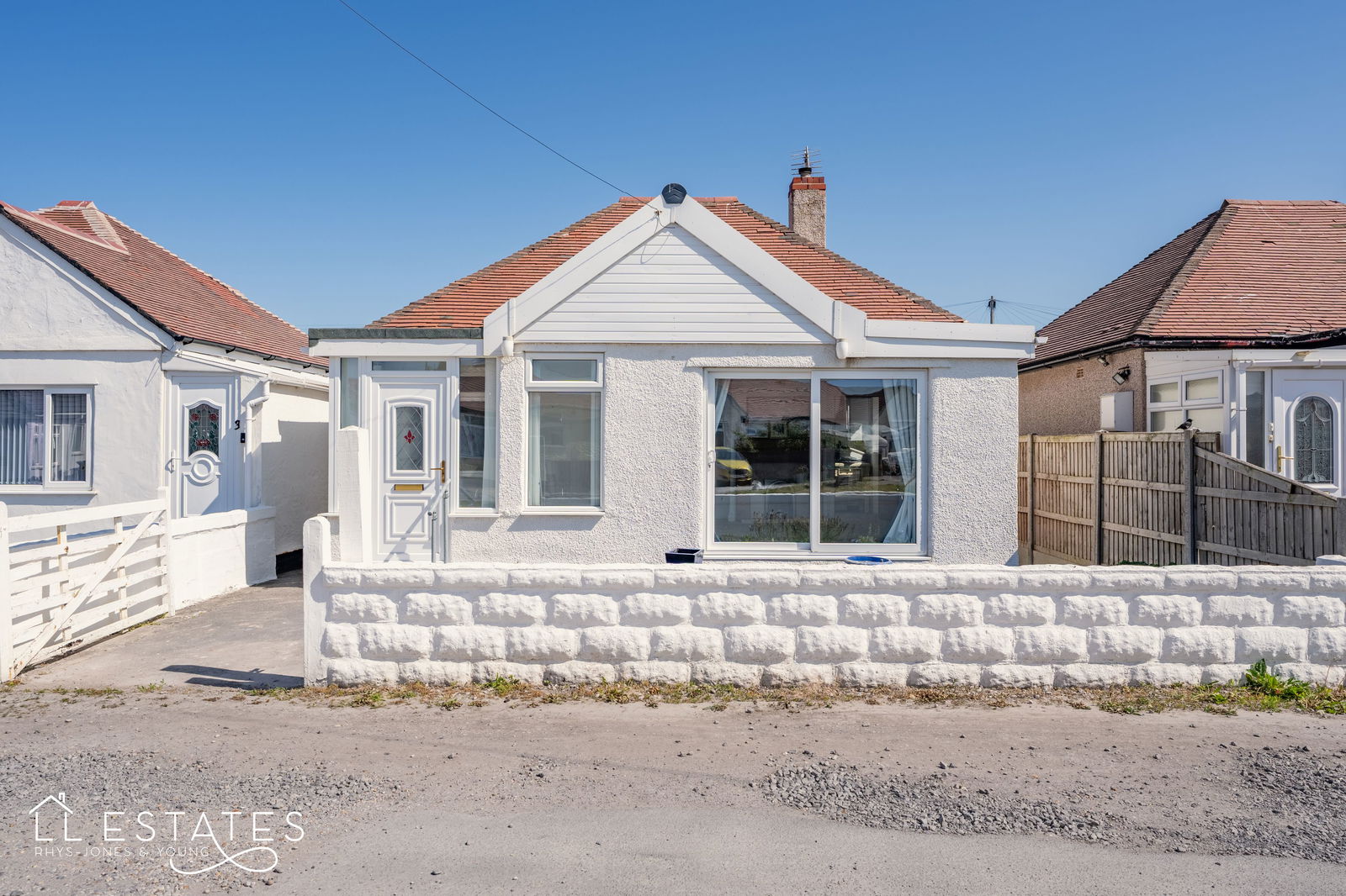2 bed bungalow for sale in Aled Gardens, Rhyl - Property Image 1
