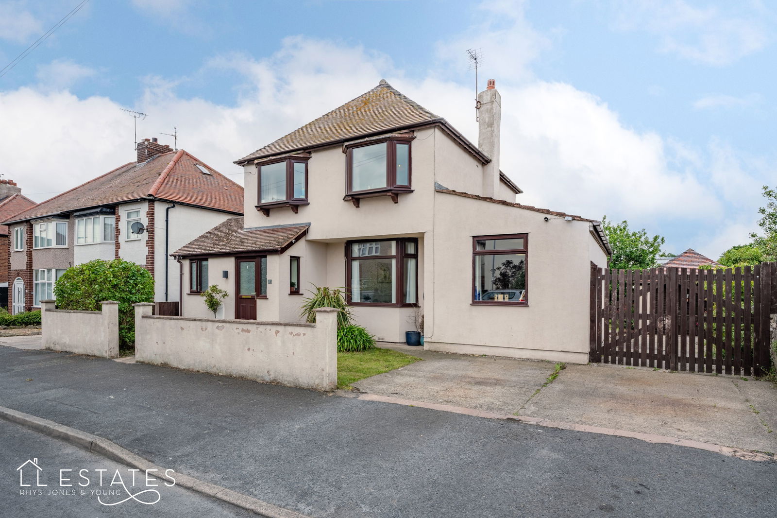 3 bed detached house for sale in Seven Sisters Road, Prestatyn - Property Image 1