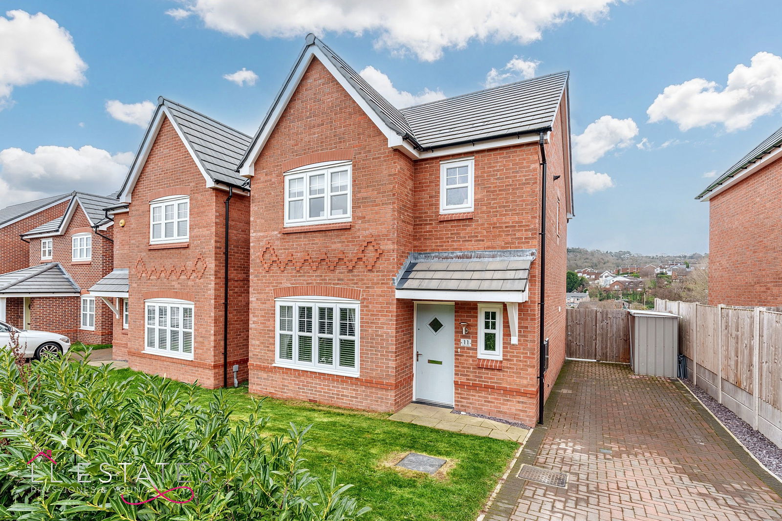 3 bed detached house for sale, Dyseth, LL18