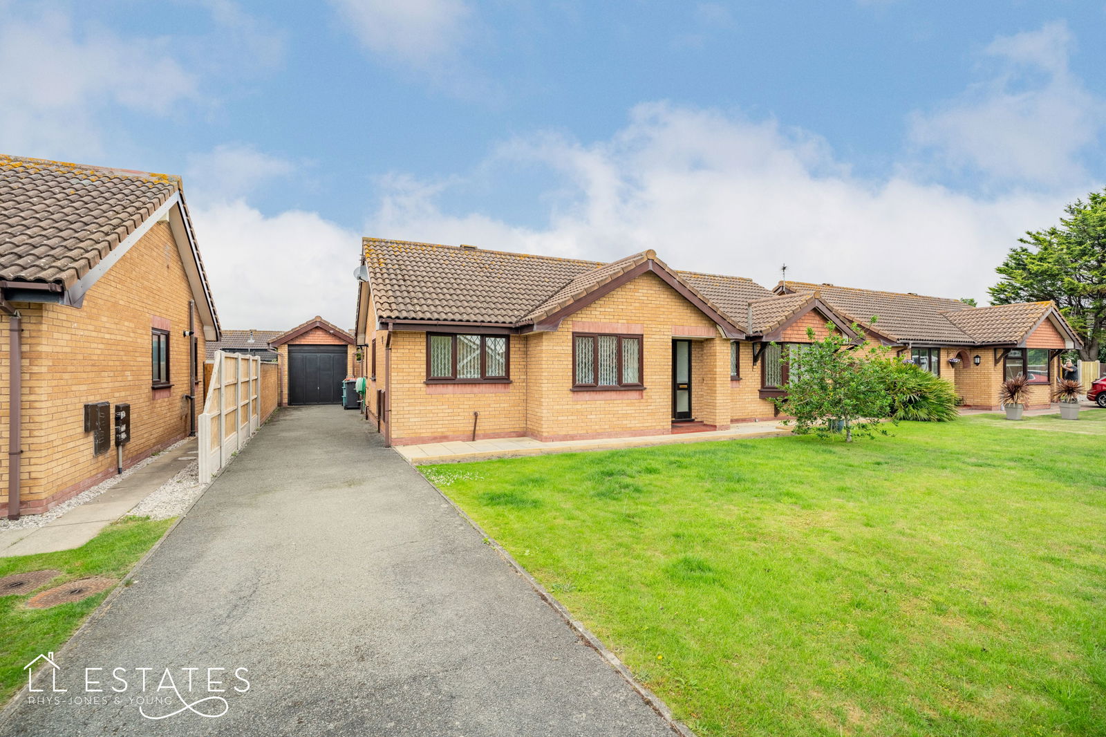 3 bed bungalow for sale in Trem Y Mynydd, Abergele  - Property Image 1