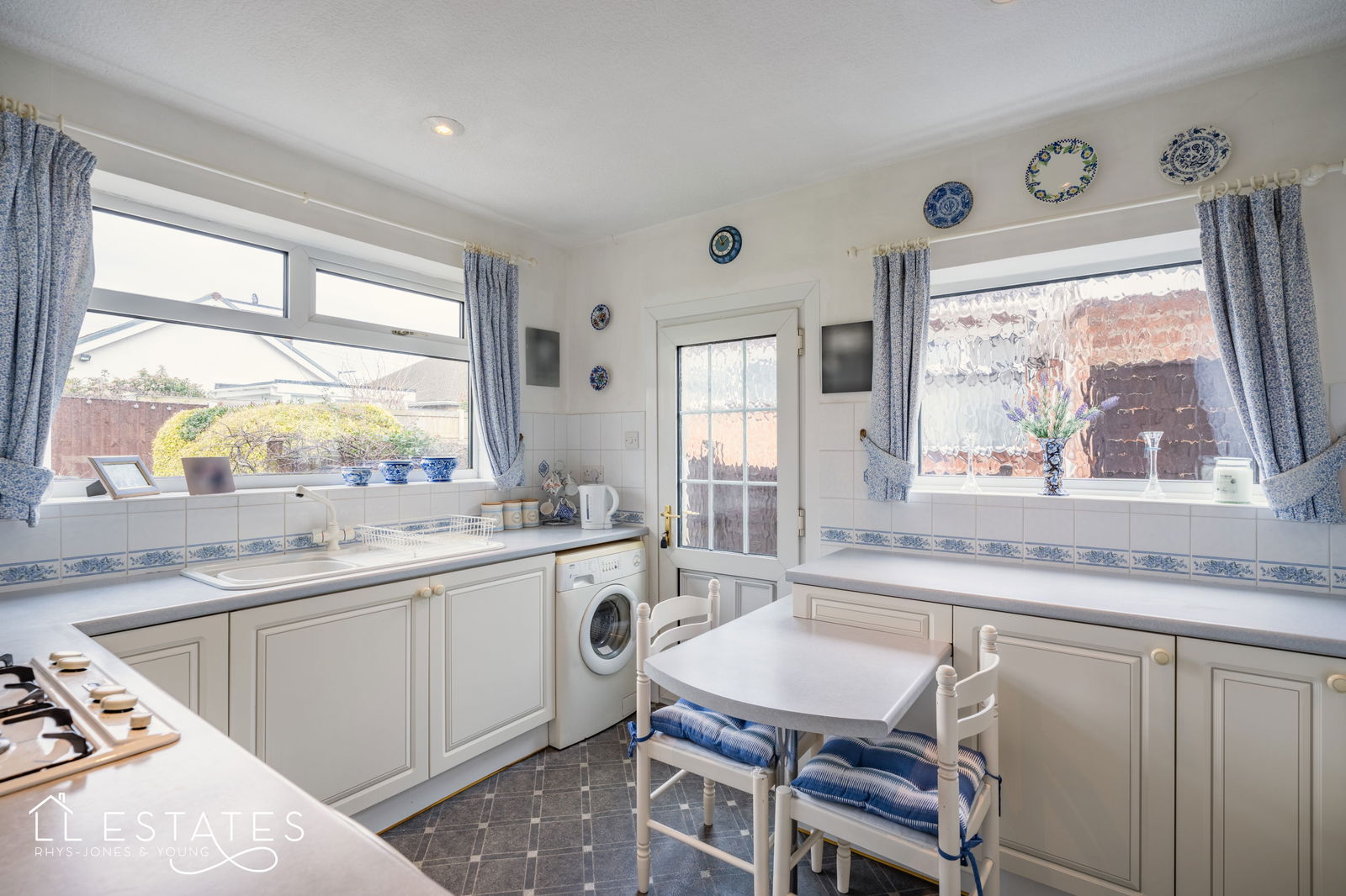 2 bed bungalow for sale in Fairlands Crescent, Rhyl  - Property Image 3
