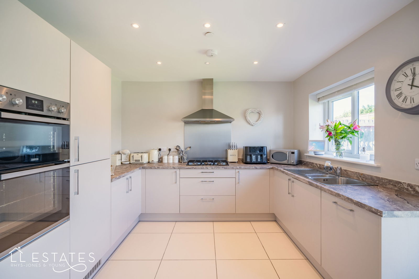 4 bed detached house for sale in Cae Ddol, Abergele 3