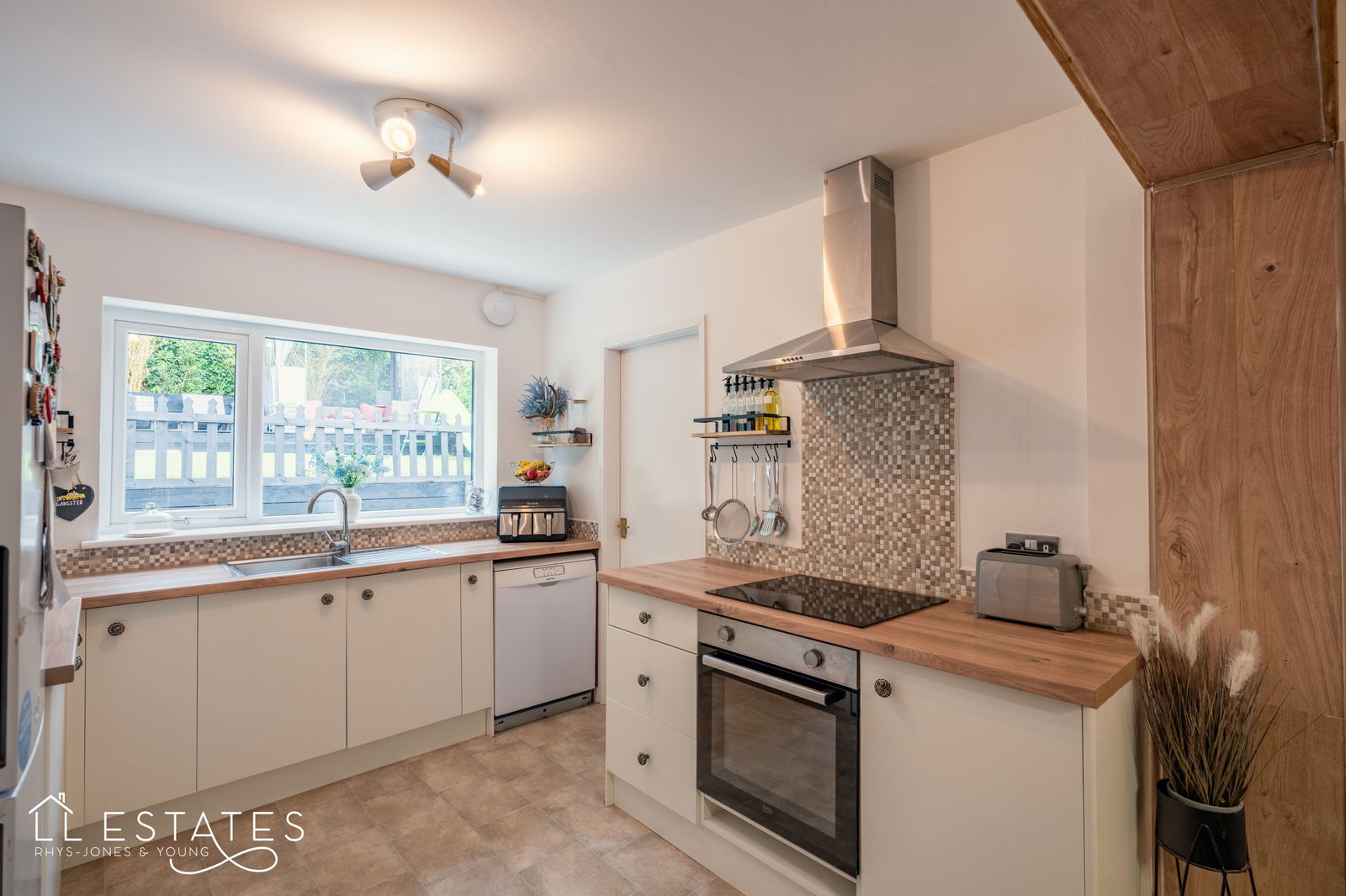 2 bed bungalow for sale in Rhodfa Gop, Trelawnyd 5