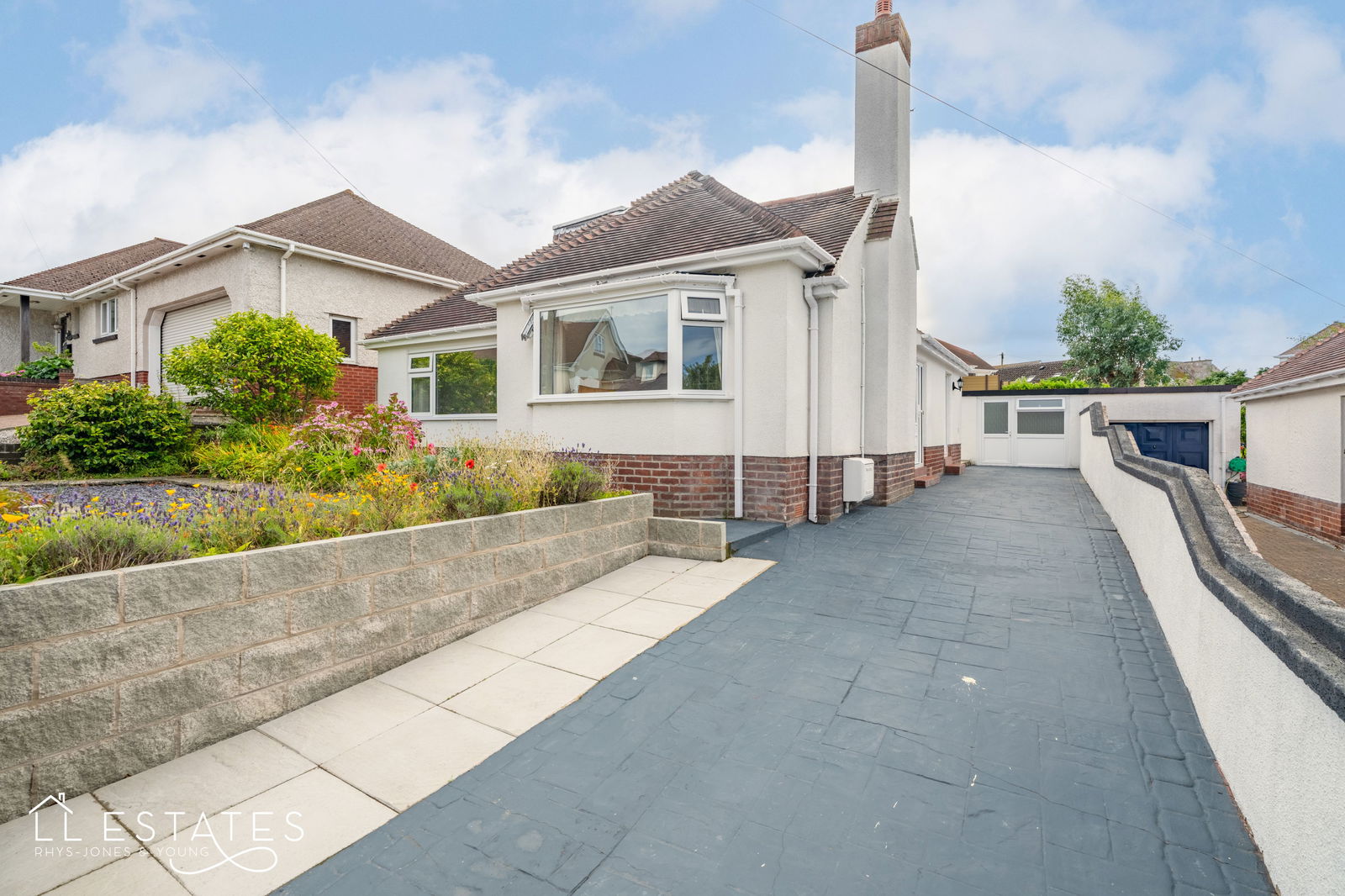 3 bed bungalow for sale in Conway Crescent, Llandudno - Property Image 1