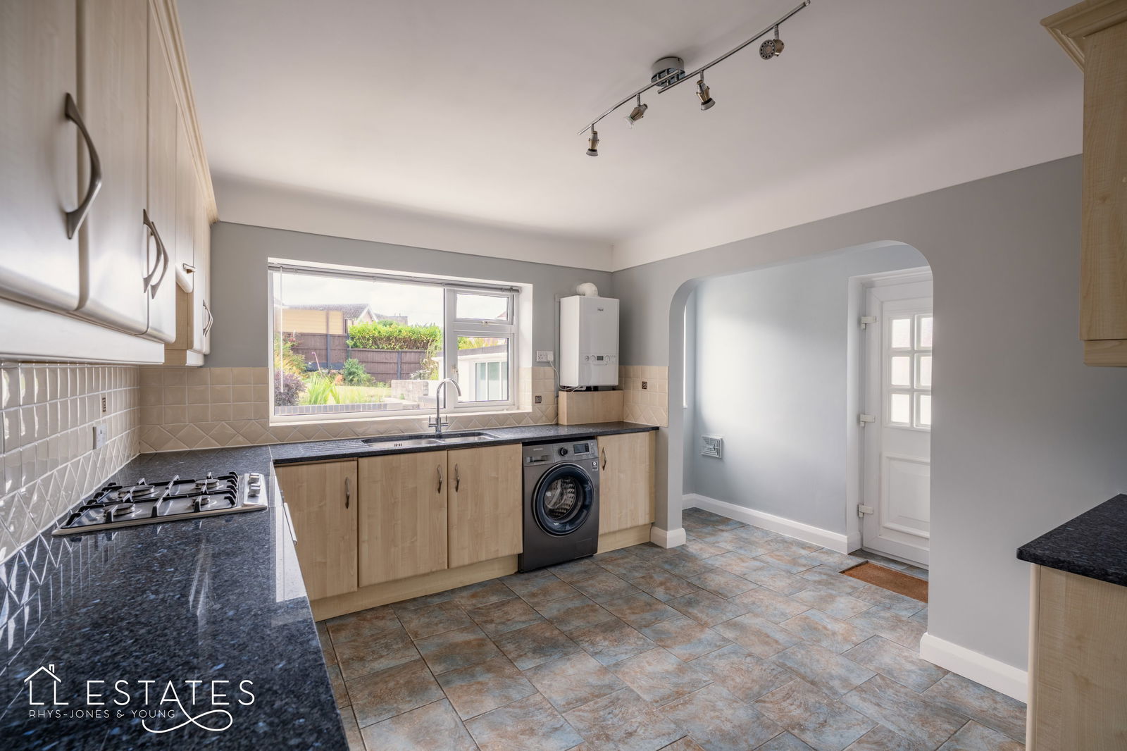 3 bed bungalow for sale in Conway Crescent, Llandudno  - Property Image 3
