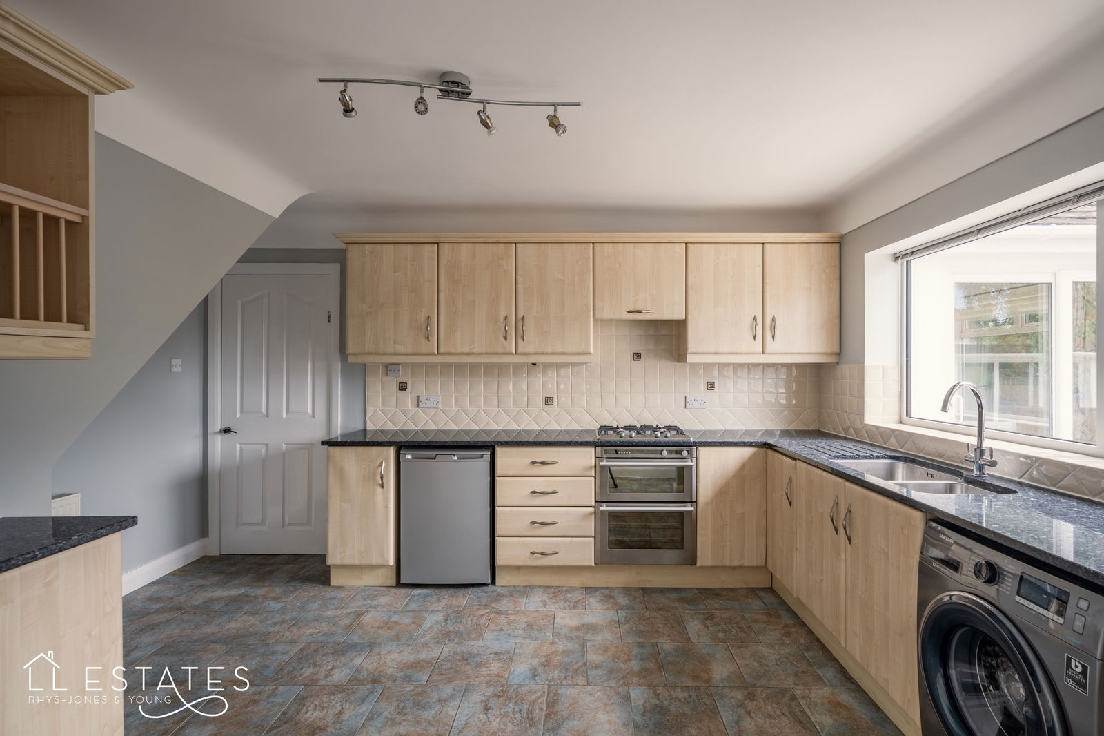 3 bed bungalow for sale in Conway Crescent, Llandudno  - Property Image 4