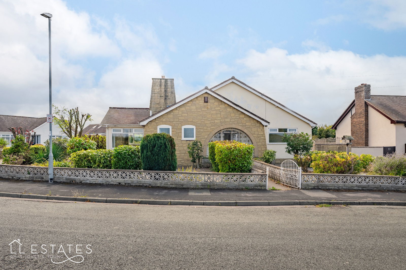 3 bed bungalow for sale in Highlands Close, Rhuddlan - Property Image 1