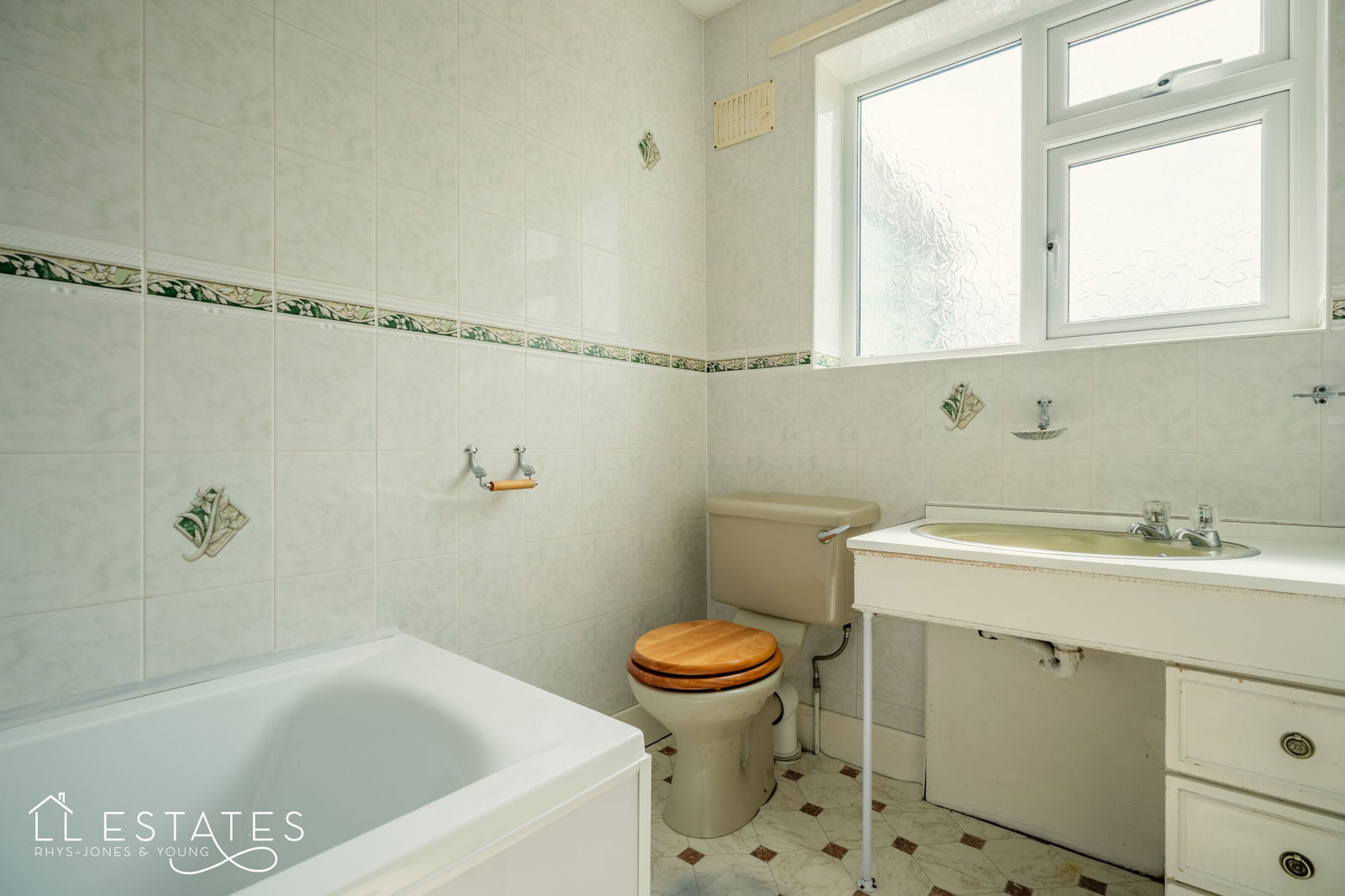 3 bed bungalow for sale in Highlands Close, Rhuddlan  - Property Image 8