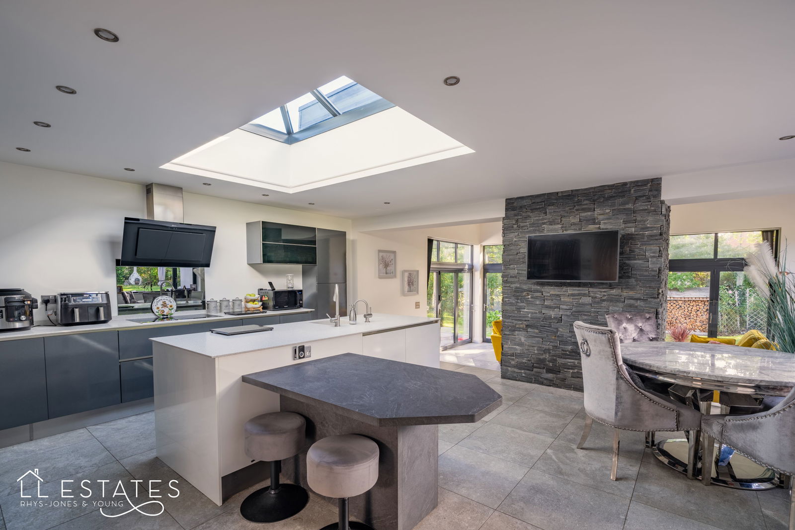 4 bed bungalow for sale in Mount Road, St. Asaph 2