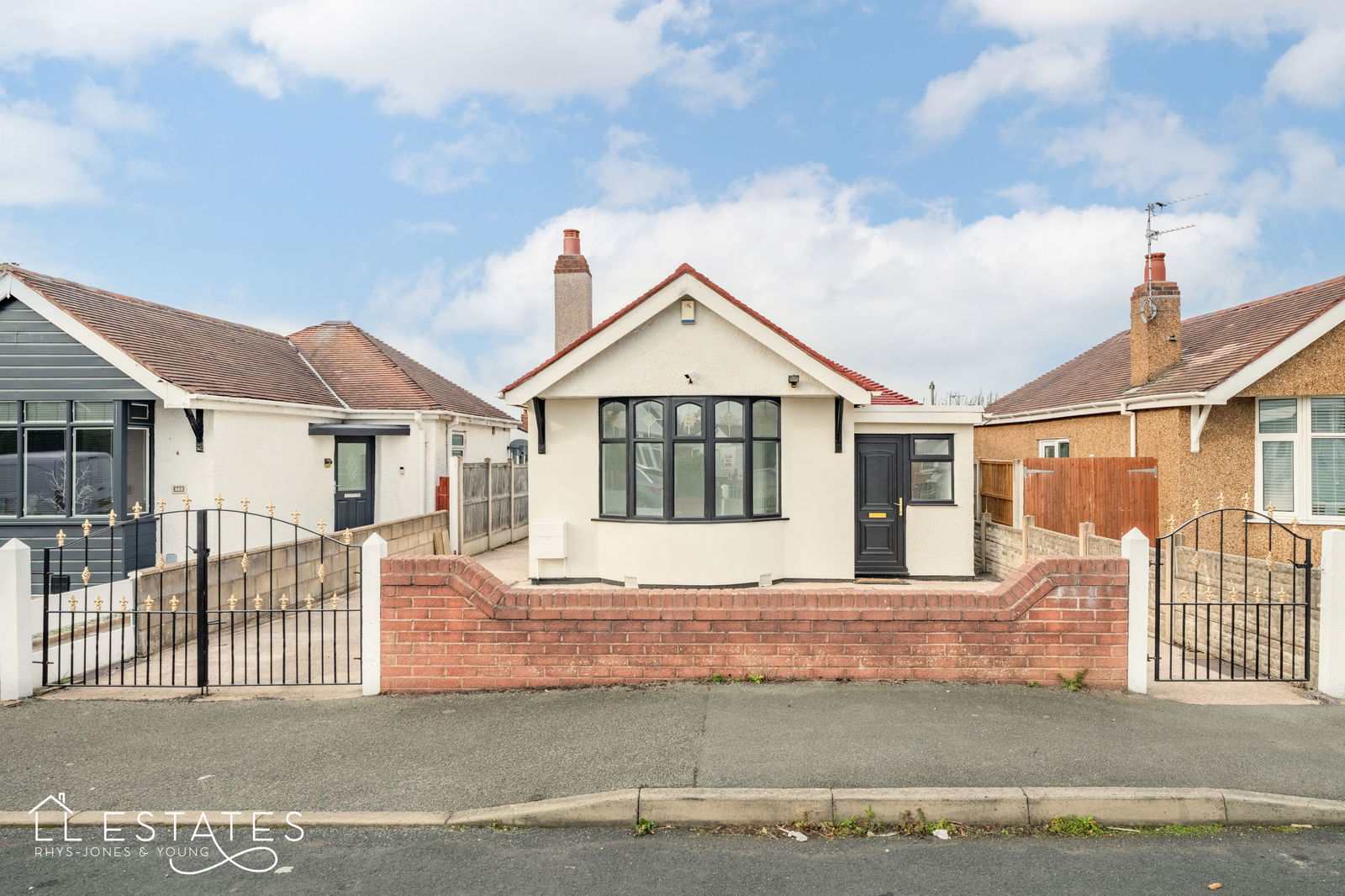 2 bed bungalow for sale in Handsworth Crescent, Rhyl - Property Image 1