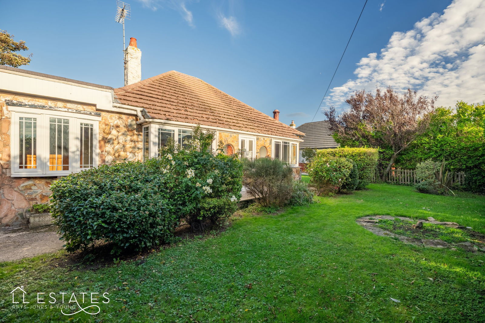 4 bed bungalow for sale in Morfa Avenue, Kinmel Bay 1