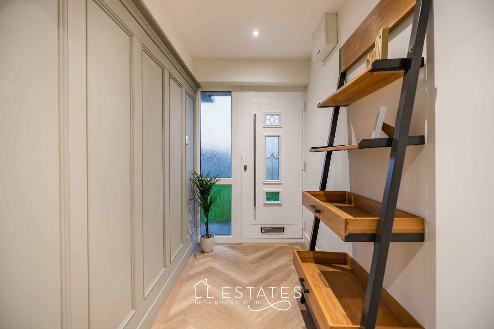 3 bed bungalow for sale in Rhodfa Cregyn, Belgrano  - Property Image 4