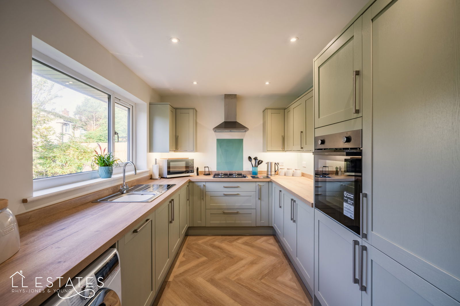 3 bed bungalow for sale in Rhodfa Cregyn, Abergele 2