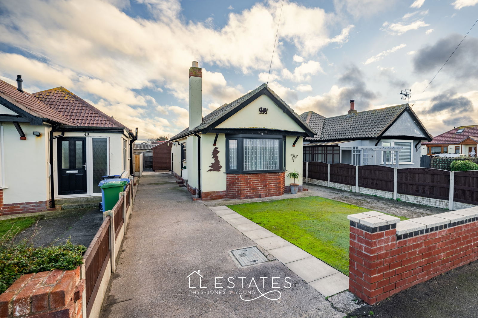 2 bed bungalow for sale in Green Lanes, Prestatyn - Property Image 1