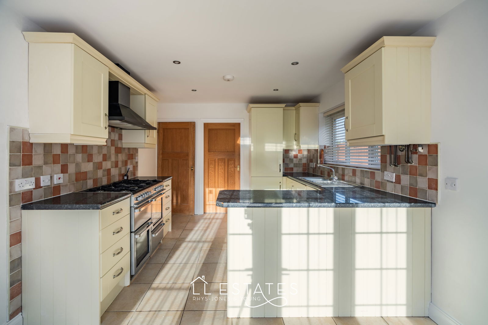 4 bed detached house for sale, Trelogan 3