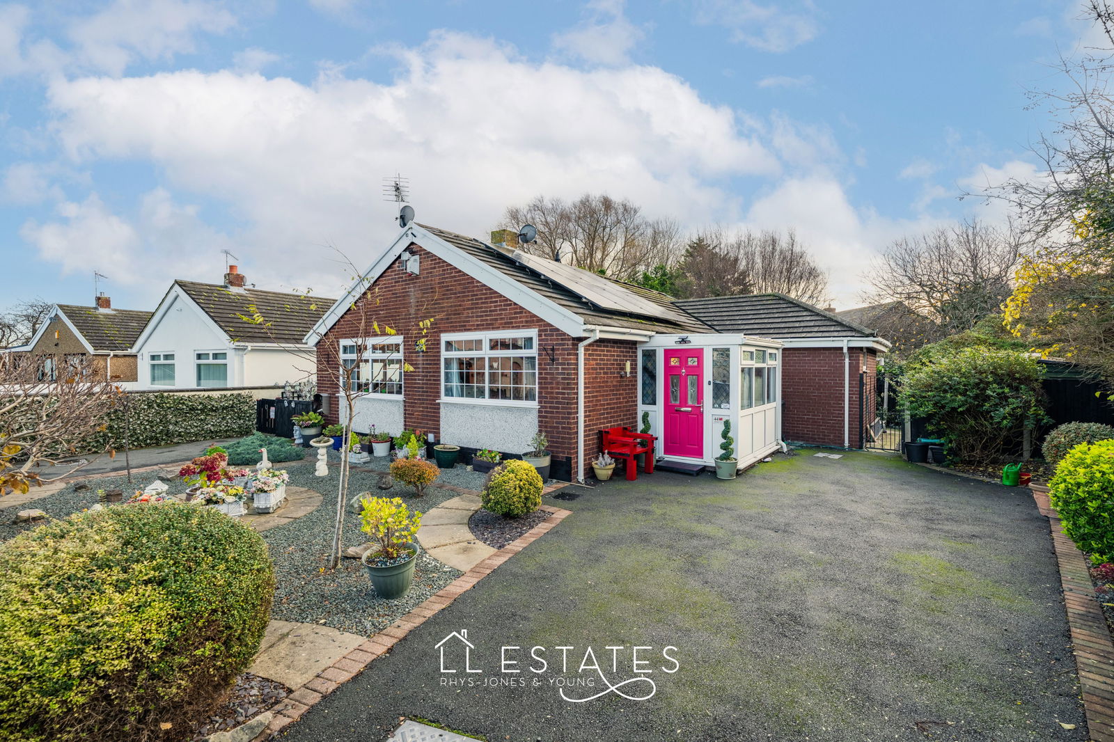 3 bed bungalow for sale in Denbigh Circle, Kinmel Bay  - Property Image 1