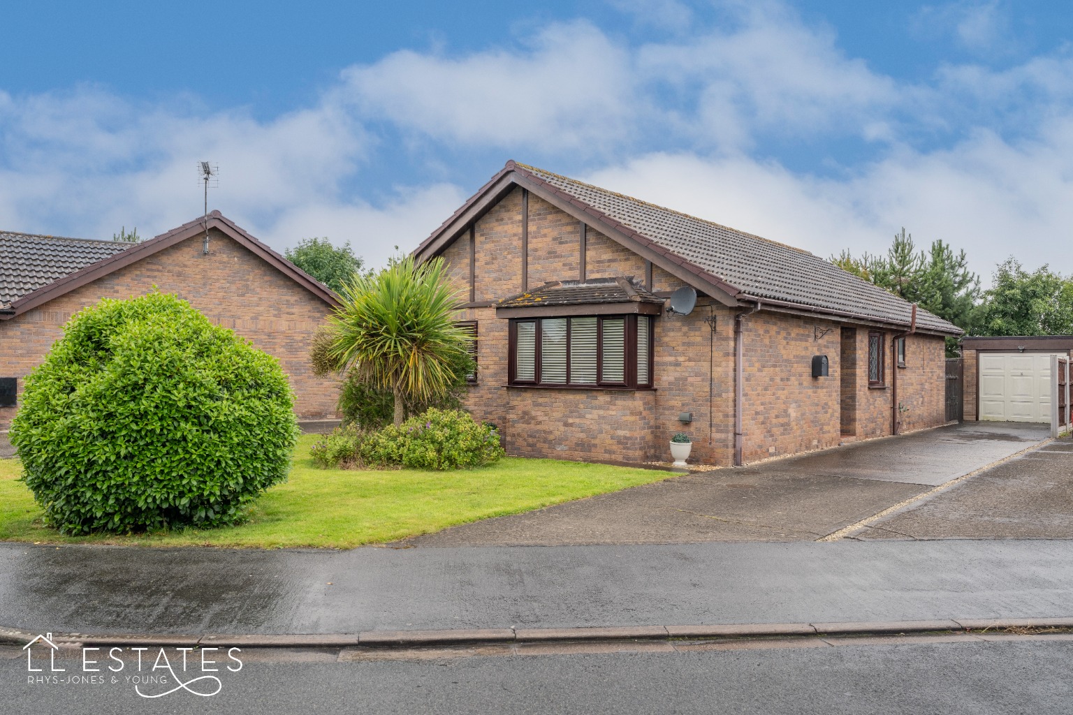 3 bed detached bungalow for sale in Trem-Y-Castell  - Property Image 1