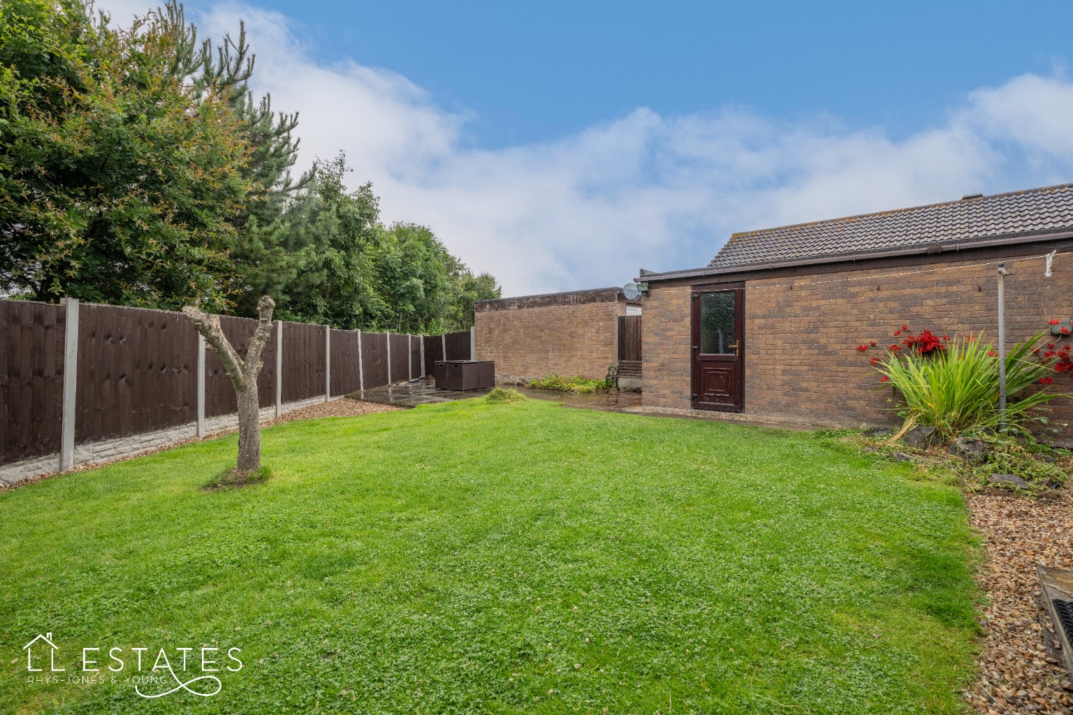 3 bed detached bungalow for sale in Trem-Y-Castell  - Property Image 11