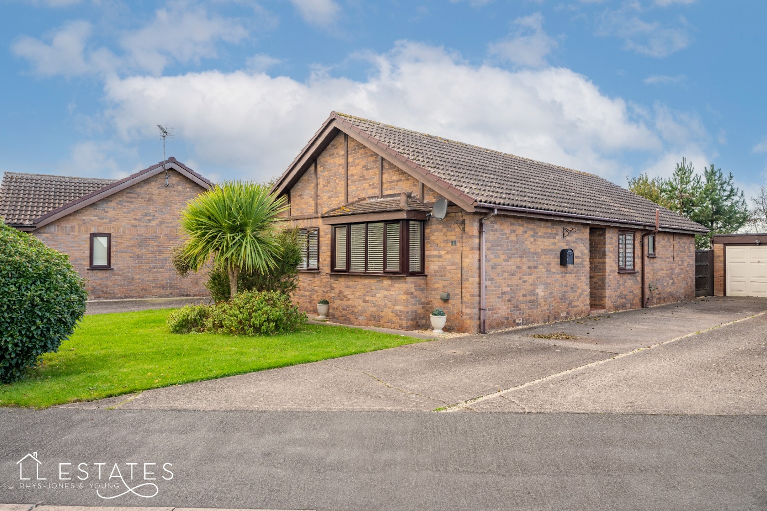 3 bed detached bungalow for sale in Trem-Y-Castell, Abergele  - Property Image 1