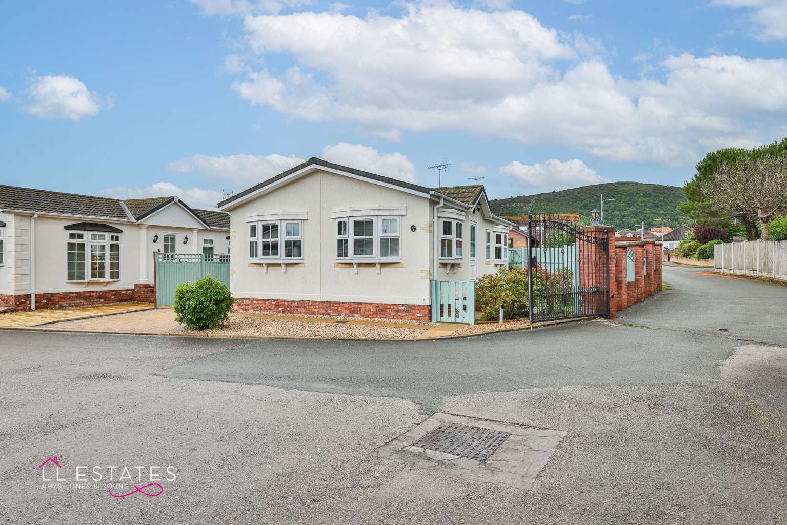 2 bed park home for sale in St James Drive, Prestatyn  - Property Image 1