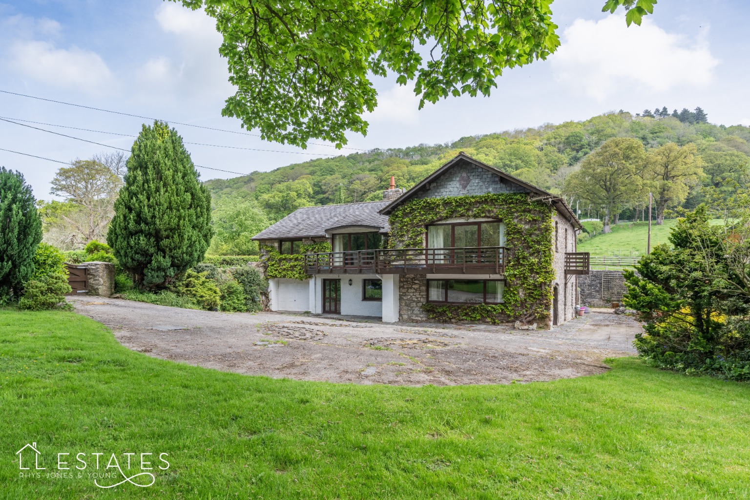 4 bed detached house for sale in Bont Newydd  - Property Image 1