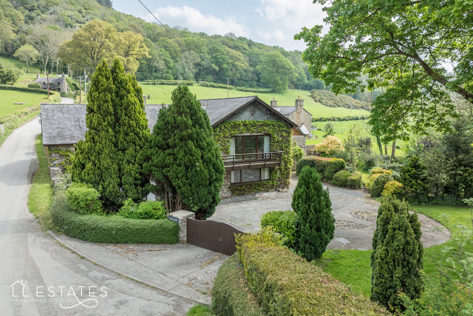 4 bed detached house for sale in Bont Newydd  - Property Image 2