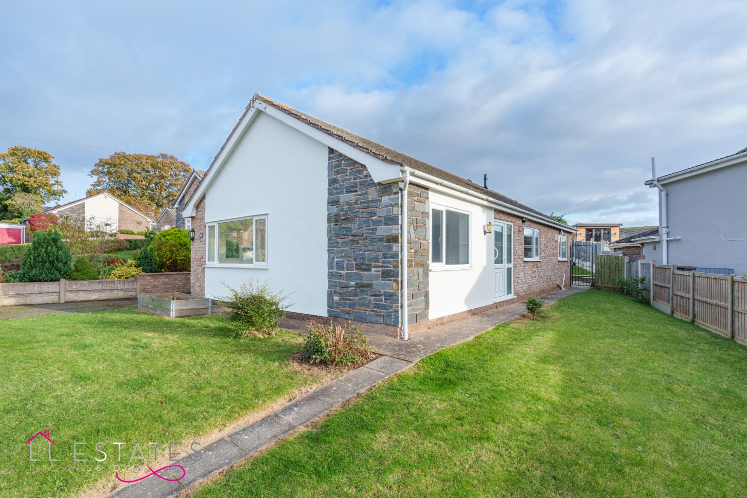 3 bed detached bungalow for sale in Bishops Walk, St. Asaph  - Property Image 1