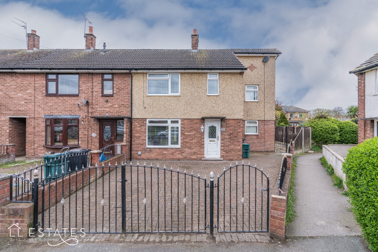 3 bed end of terrace house for sale in Ffordd-Y-Morfa, Abergele  - Property Image 1