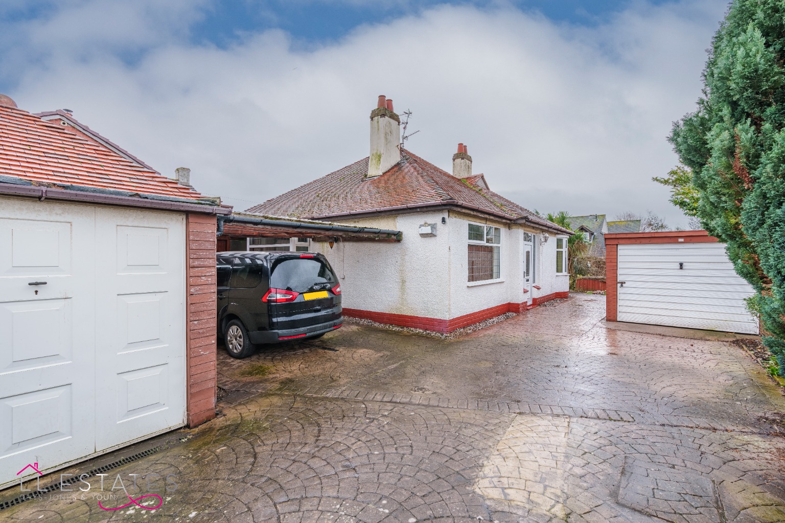 4 bed detached bungalow for sale, Prestatyn - Property Image 1