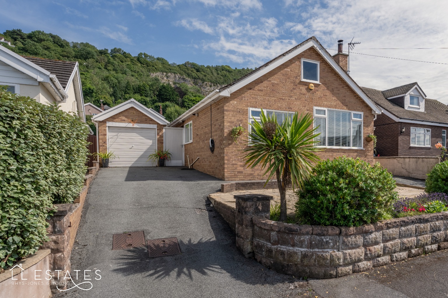 3 bed detached bungalow for sale in Stoneby Drive, Prestatyn  - Property Image 1