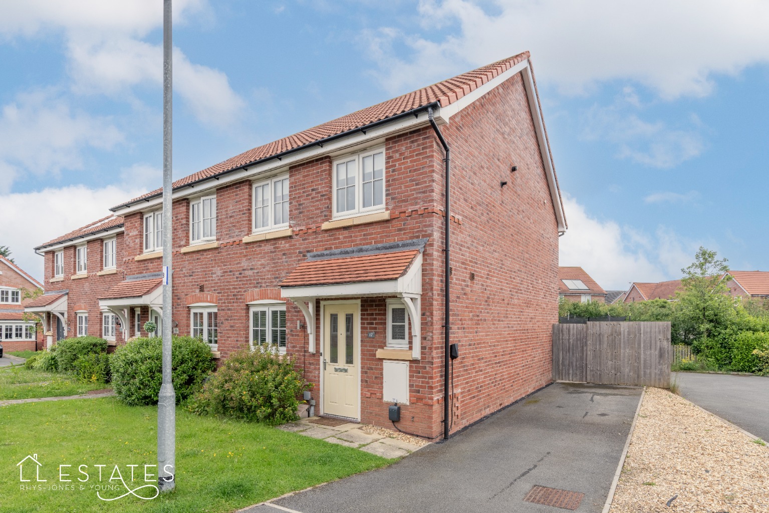 3 bed end of terrace house for sale in Clos Bodrhyddan, Rhyl - Property Image 1