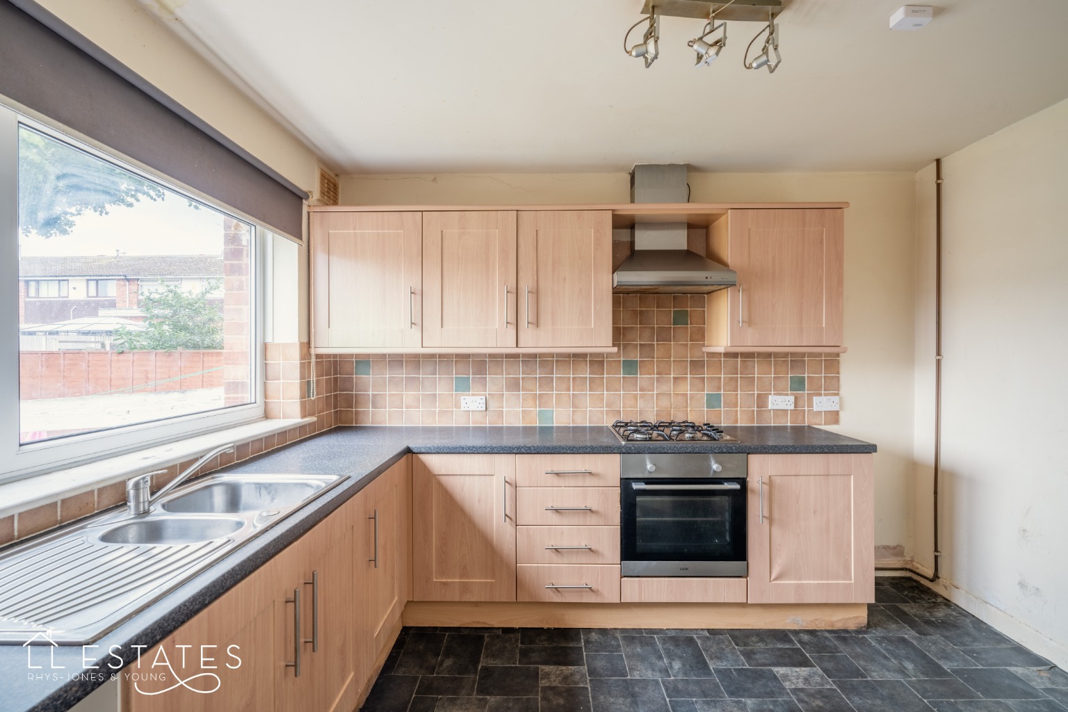 3 bed end of terrace house for sale in Bryn Court  - Property Image 3