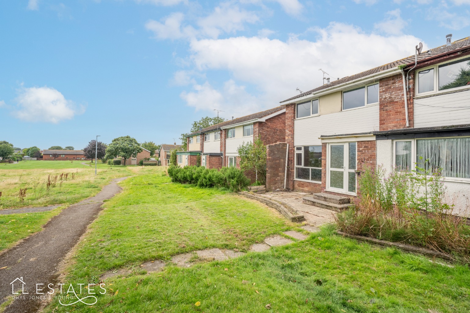 3 bed end of terrace house for sale in Bryn Court  - Property Image 1