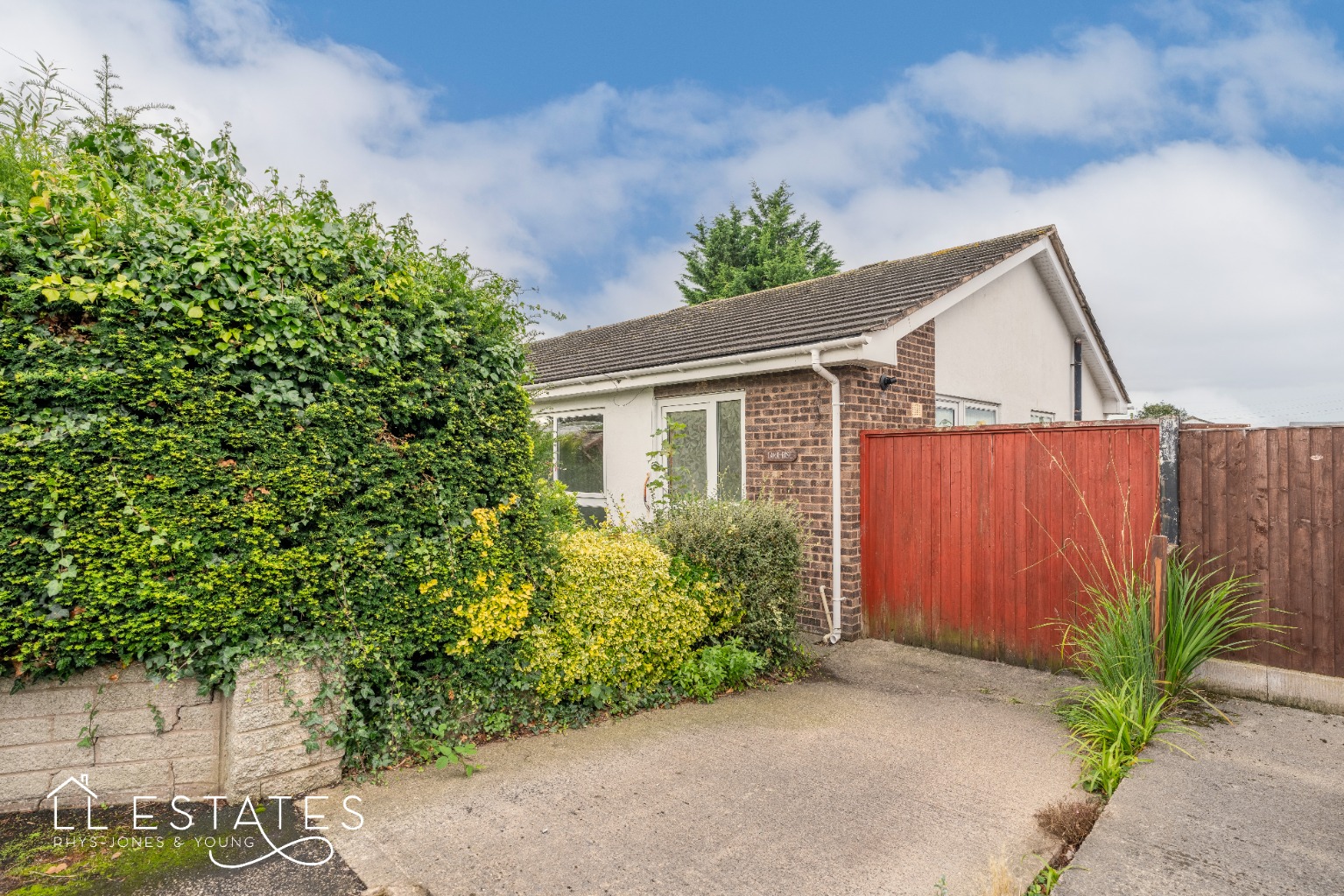 2 bed semi-detached bungalow to rent in Vicarage Lane, Rhyl  - Property Image 1