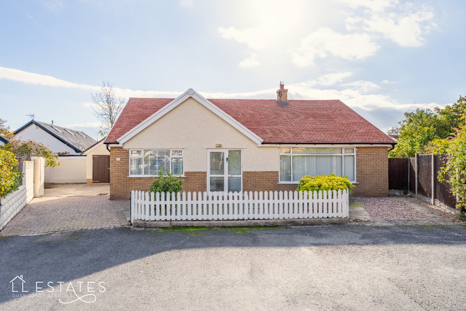 3 bed detached bungalow to rent in Sandhurst Road, Prestatyn  - Property Image 1