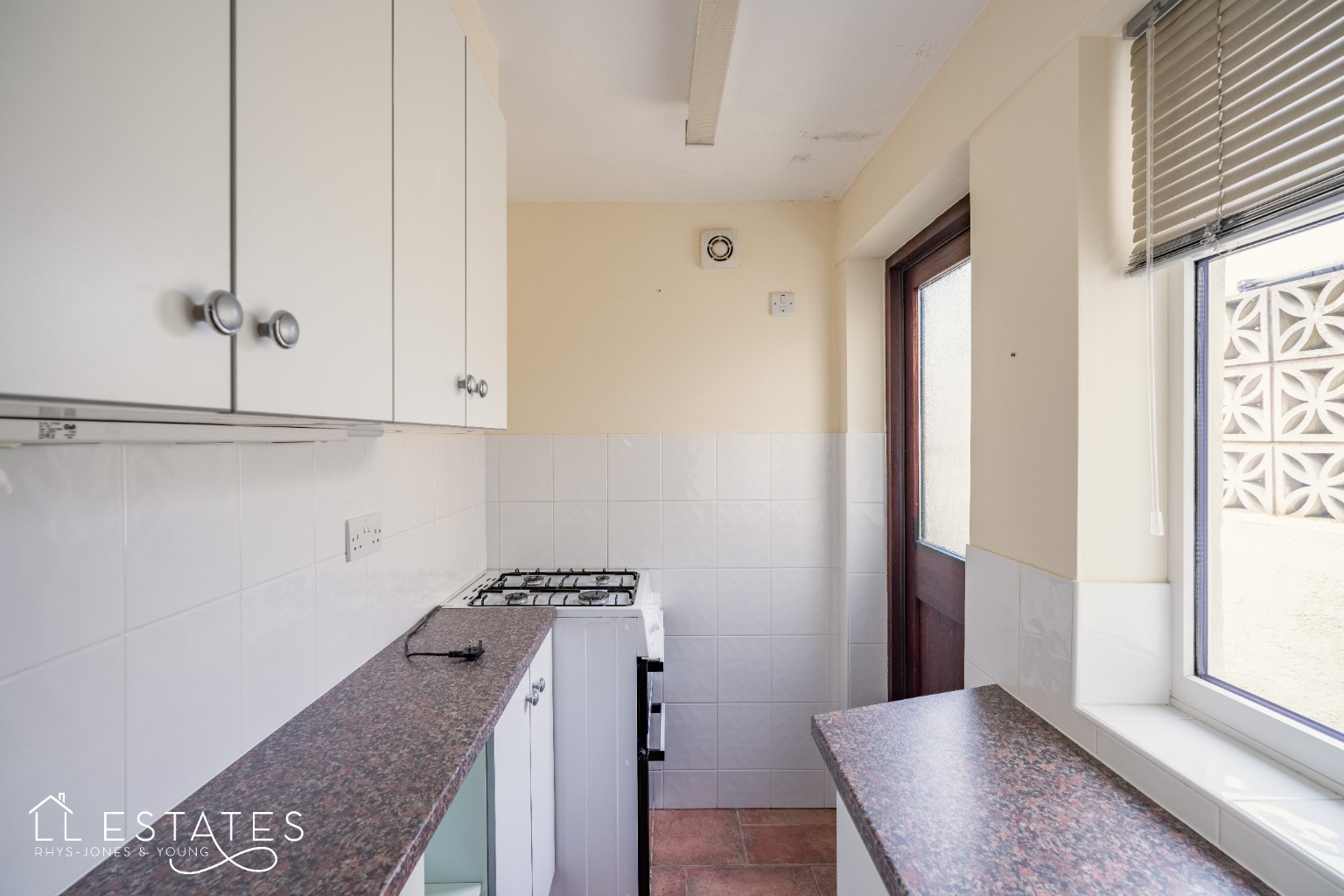 1 bed semi-detached house for sale in Castle Hill, Denbigh  - Property Image 4