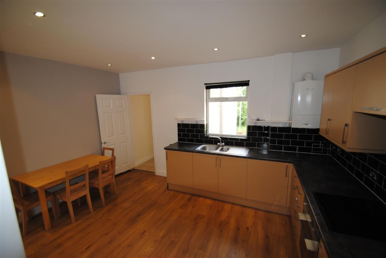 4 bed terraced house to rent in Oak Road, Bristol  - Property Image 3
