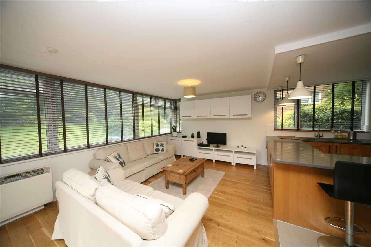 3 bed flat to rent in Druid Woods, Bristol 8