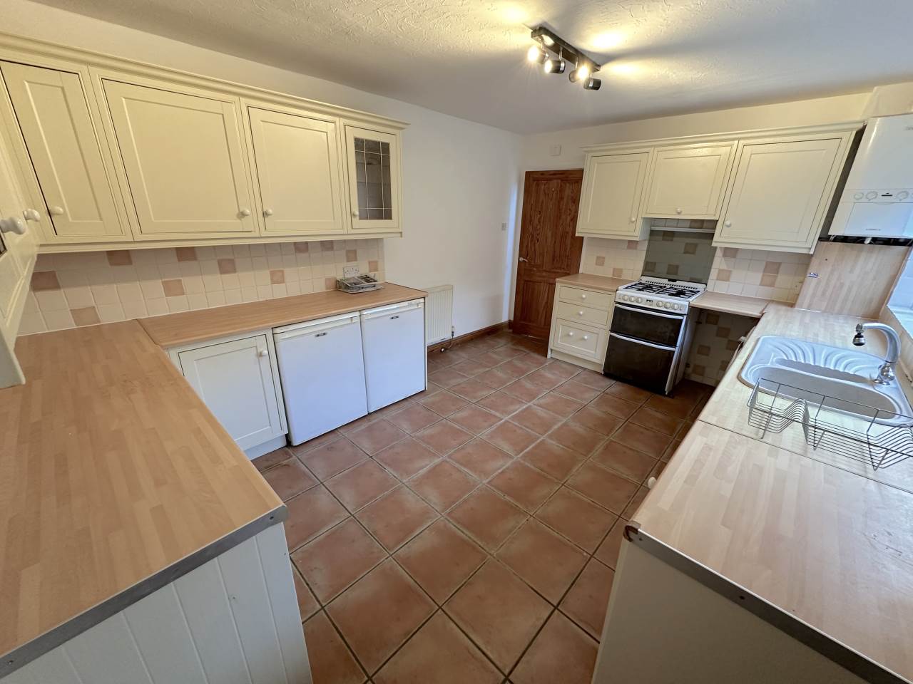3 bed house for sale in Rhoshendre, Waunfawr  - Property Image 6