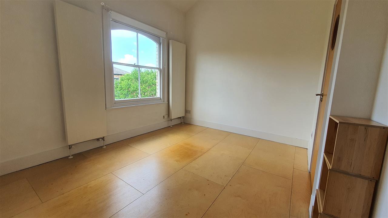 2 bed flat to rent in Tufnell Park Road 8