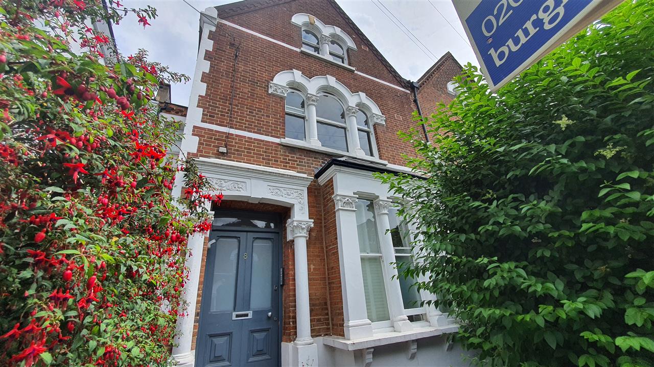 AVAILABLE IMMEDIATELY! A delightful and spacious (APPROX. 59 SQ.M / 632 SQ FT)  NEWLY DECORATED & FURNISHED split level second/top floor conversion apartment forming part of an imposing Victorian property located in this premier tree lined turning within close proximity to sought after Yerbury ...
