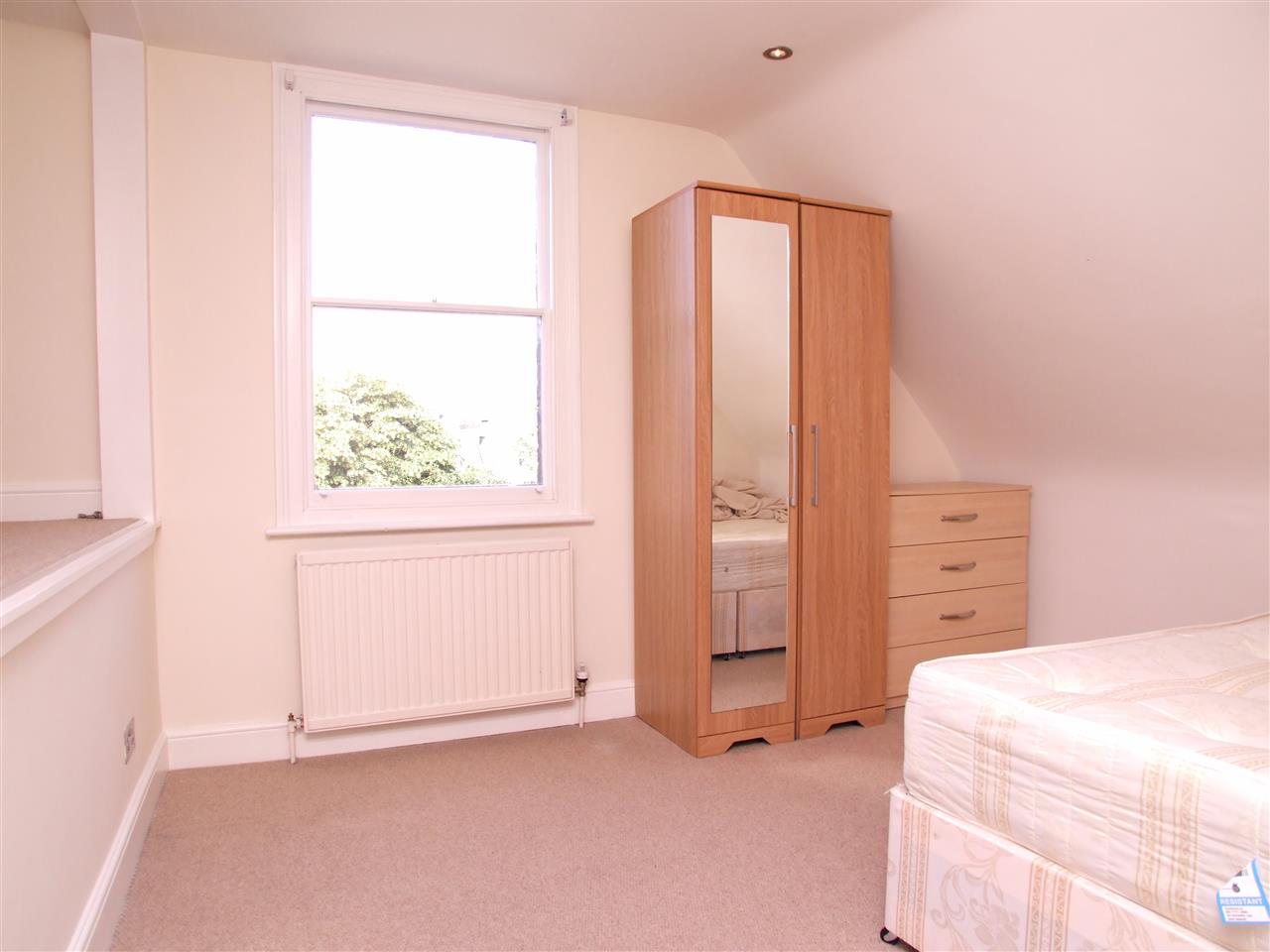 2 bed flat to rent in Yerbury Road 2
