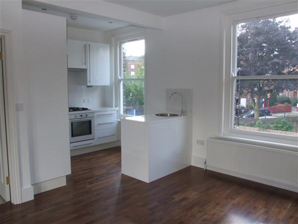 2 bed flat to rent in Celia Road 1