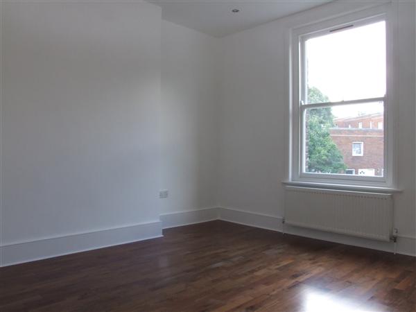 2 bed flat to rent in Celia Road 3
