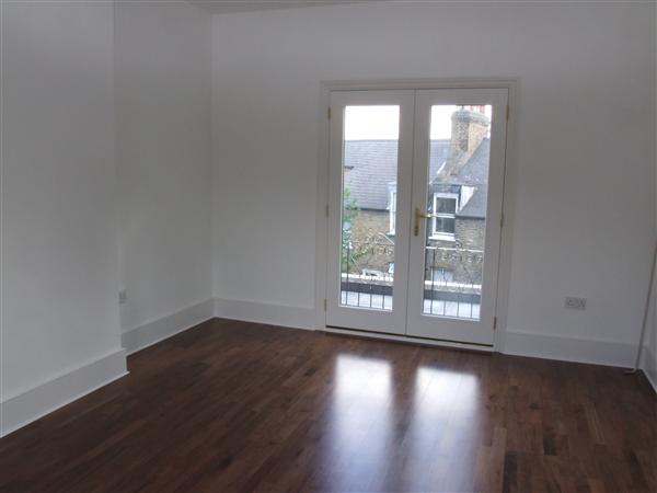 2 bed flat to rent in Celia Road 4
