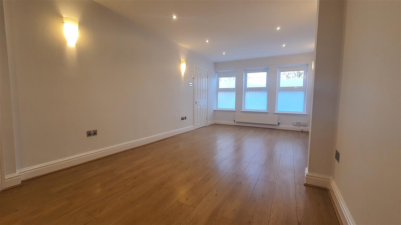 <BR>RENT FIXED FOR TWO YEARS & AVAILABLE IMMEDIATELY! This NEWLY DECORATED AND CARPETED contemporary UNFURNISHED mews house is located literally across the road from Tufnell Park underground station, the variety of shops, restaurants and bars of Fortess Road and within comfortable walking ...