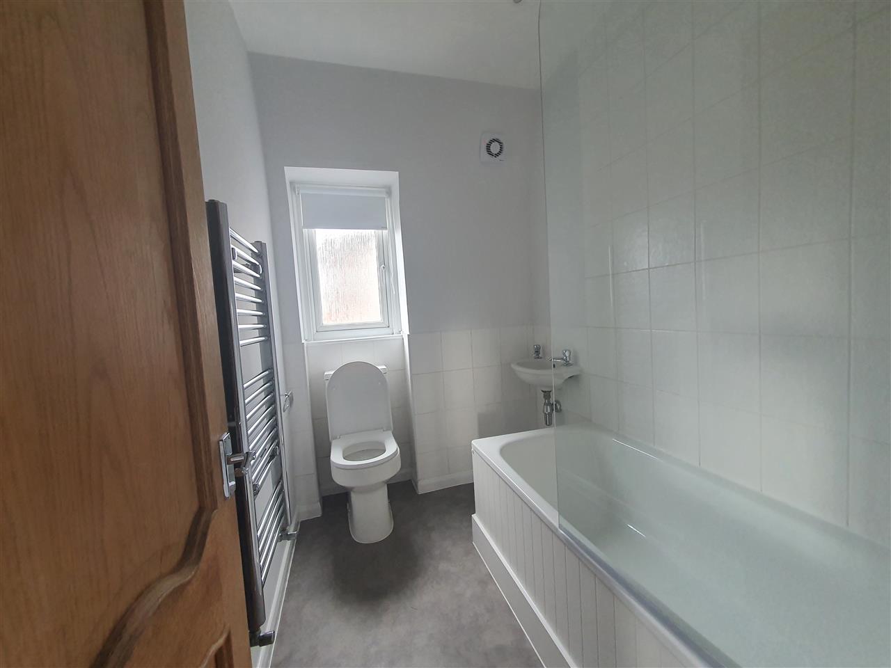 2 bed flat to rent in Edward Grove 3