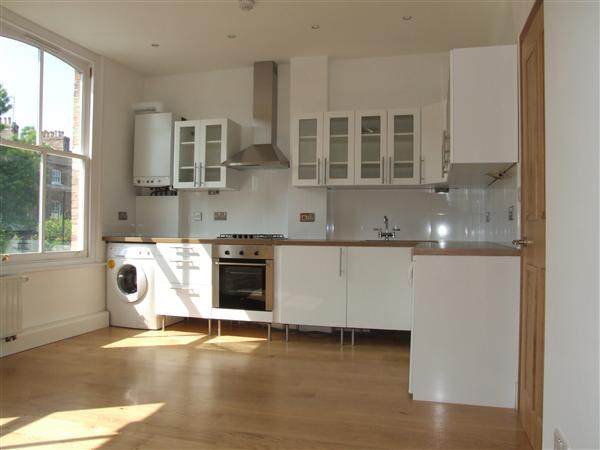 AVAILABLE IMMEDIATELY! Contemporary designed and recently redecorated first floor converted flat within walking distance of the local amenities Tufnell Park  and moments from Tufnell Park Playing Fields. The light and airy accommodation comprises one double bedroom, an open plan ...