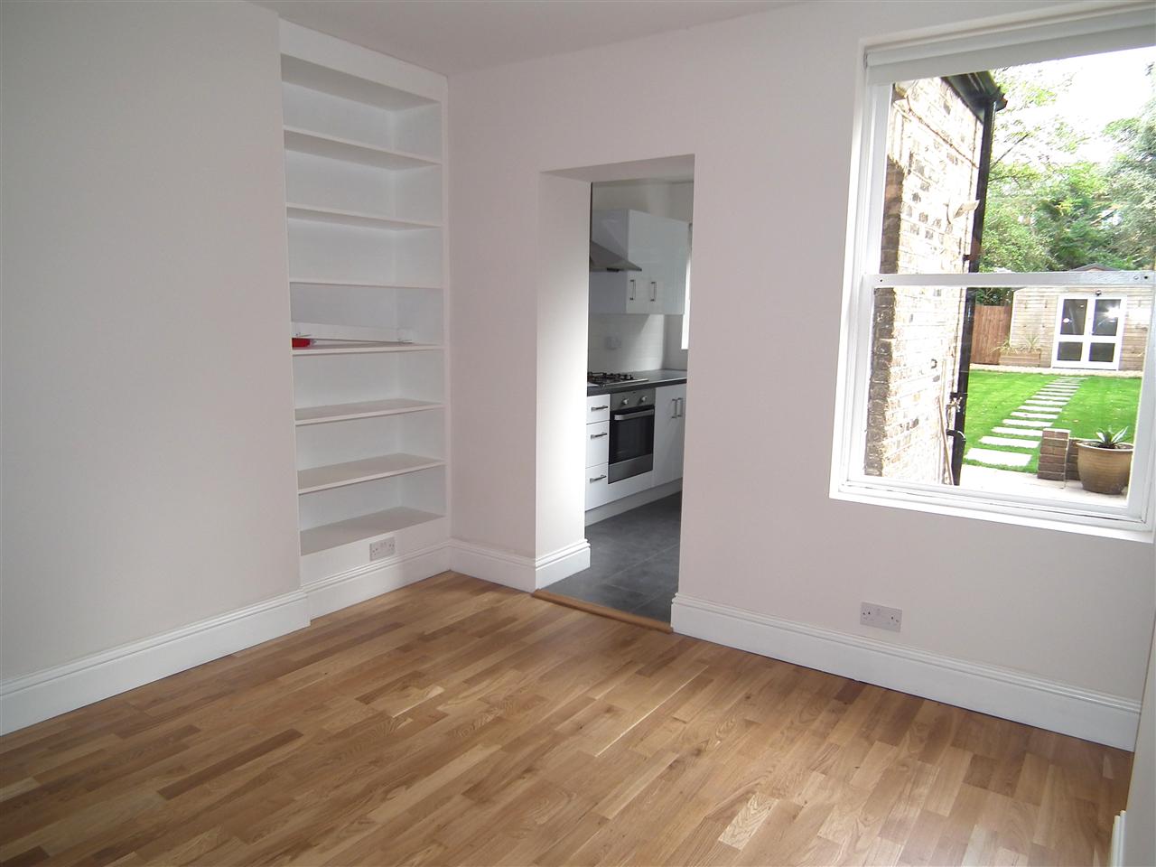2 bed flat to rent in Cecilia Road 3